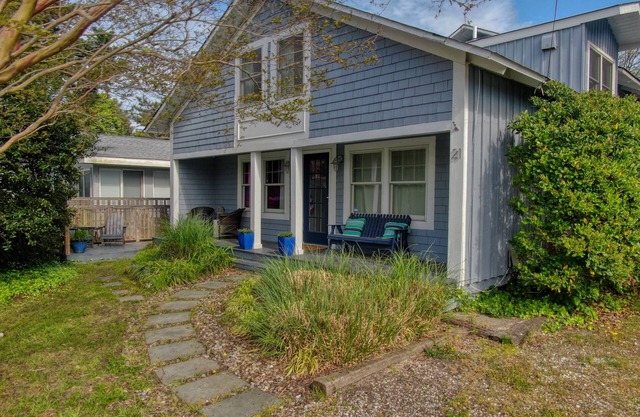 Fully Renovated Cottage by the Sea!