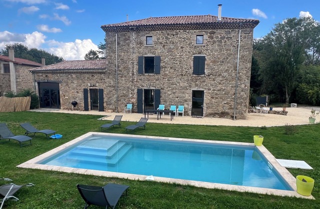Fully renovated farmhouse, 7 bedrooms, 7 bathrooms, 7 WCs, swimming pool, 2 terraces