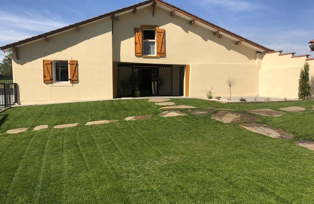 Fully renovated receptive cottage for 7 to 15 people in lush greenery