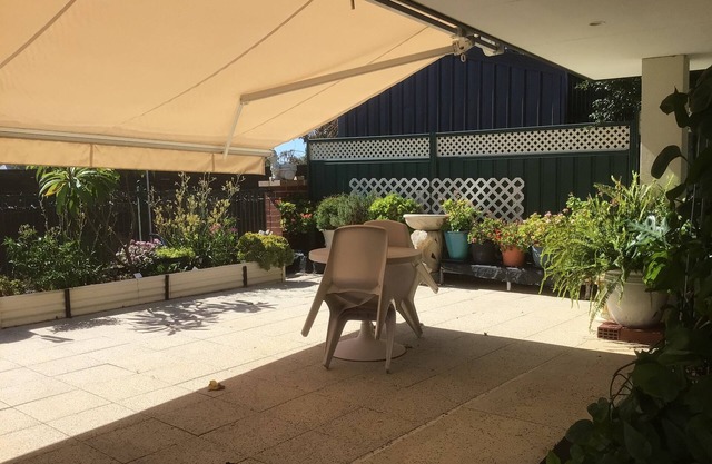 Fully Self contained spacious granny flat to rear of owners home.