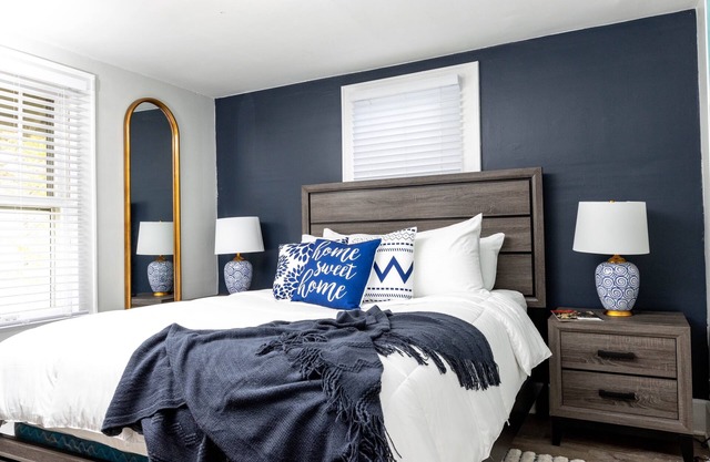 Fully stocked Suite Dwntown Cuy falls! near cvnp and blossom. Sleeps 4