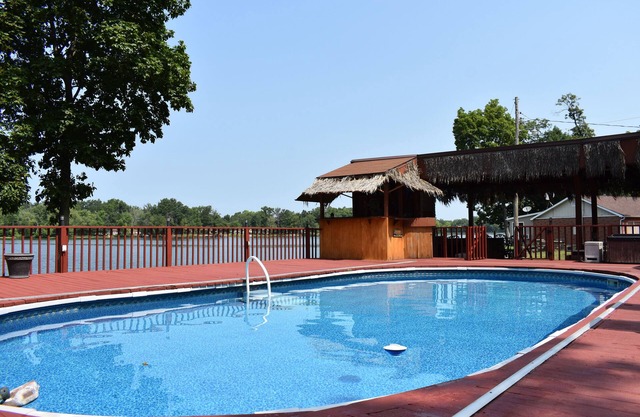 Fun retreat at the lake with ample room for family and friends! Pet-friendly!