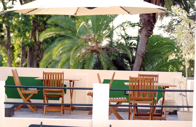 Funchal cozy VILLA, 1 km to sea & city, WIFI, garden, garage, BBQ AL402