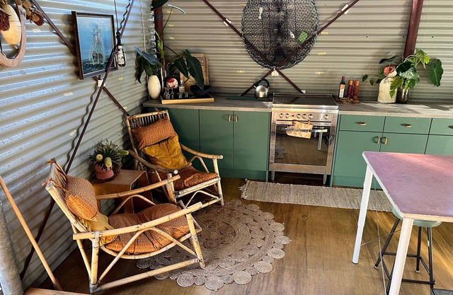 Funky beach shack off-the-grid @ Kooringal