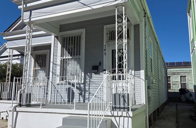 Furnished 2BR/1BA Lower Garden District Home – Washer/Dryer, Kitchen, Sleeps 8