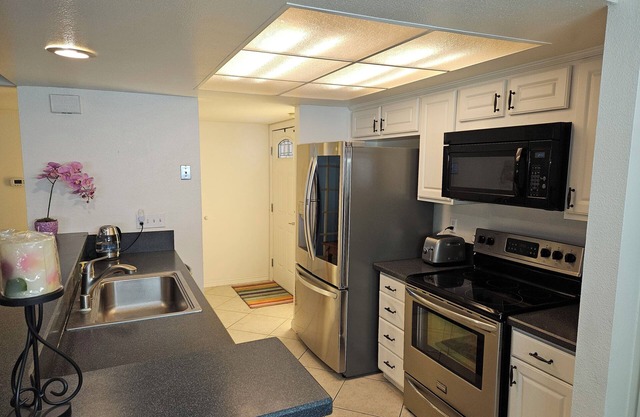 Furnished 2BR Townhouse w/Pool, Hot Tub & Fireplace – 30-Day Stay