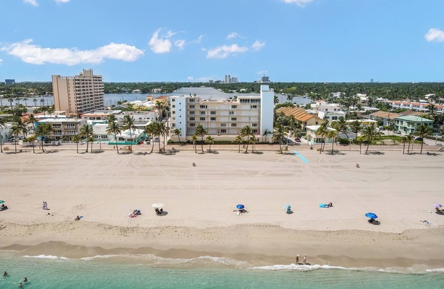 Furnished Beachfront Condo, Ocean Views, on the Hollywood Broadwalk!