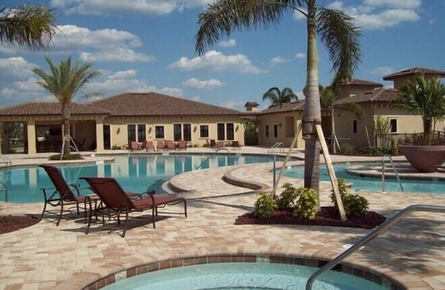 Furnished golf course view condo with lots of amenities!