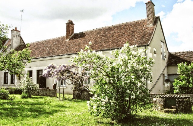 Furnished in a pretty country house on the banks of the Loire between Tours and Amboise