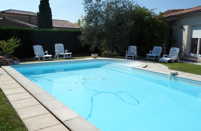 Furnished one-storey villa with 8 sleepings with a private pool