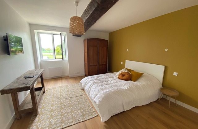 Furnished room with en-suite shower and toilet
