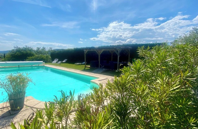 Gîte 4/5p, 2 bedrooms, private garden, shared pool