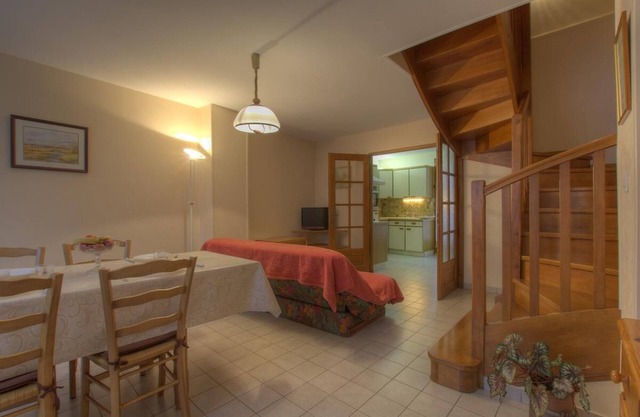 Gîte Agréable, Situé au Pied des Monts du Bugey. De Nombreuses Possibilités de Promenades et de Visi