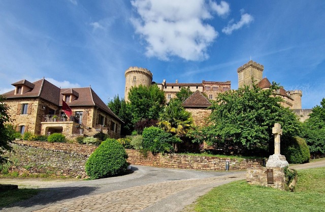 Gîte "AU PIED DU CHATEAU" in Castelnau, near Padirac, Rocamadour, Autoire.