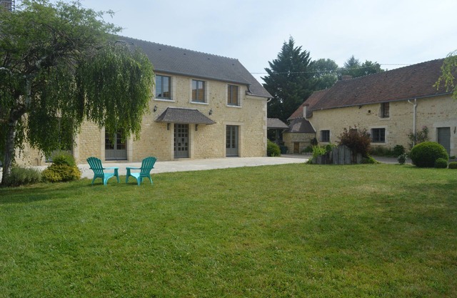 GÎTE AUX PETITS BONHEURS sleeps 15 + games room