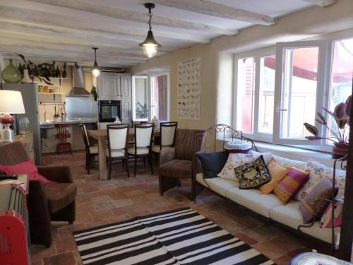 Gîte chaleureux à la ferme près de Vulcania avec jardin et activités enfants - FR-1-489-166
