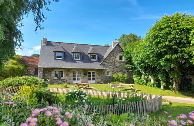 Gîte de la Fontaine Blanche sleeps 14