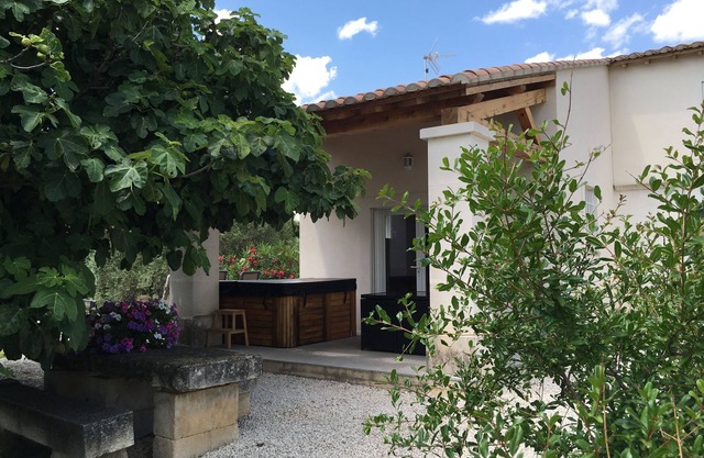 Gîte du Petit Mandon-Arles-Crau-Camargue: a house for 5 people with spa
