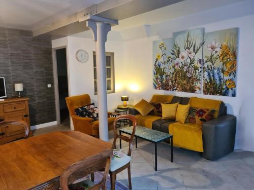 Gîte en face du Château de NIZAS, 4 chambres d'hôtes et 1 appartement familial pour 4 personnes