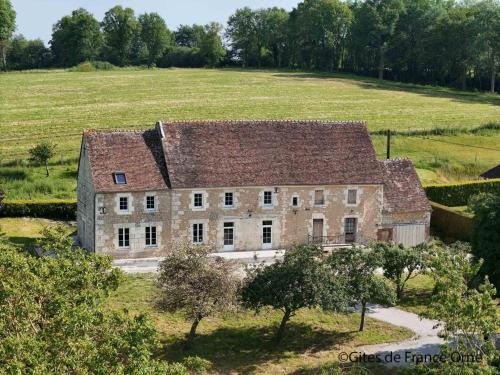 Gîte familial de charme pour 13 pers. avec cheminée historique, terrasse, jardin et 3 salles d'eau. - FR-1-497-209