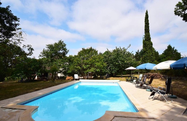 Gîte grande capacité avec piscine La Chênaie à Castella