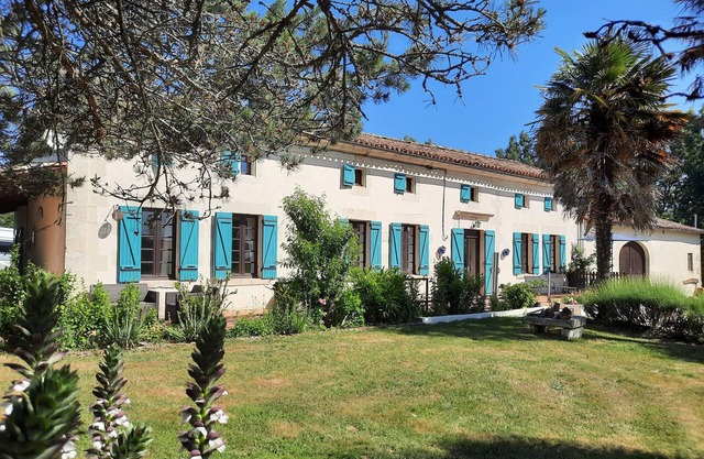 Gîte Lavande. Prachtig Gerestaureerde Gite met Verwarmd Zwembad in de Charente