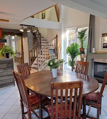 GÎTE REDROOSTER HOME - 160m2, 4 ch, 2 sdb, fibre, parking, sauna, bain à remous