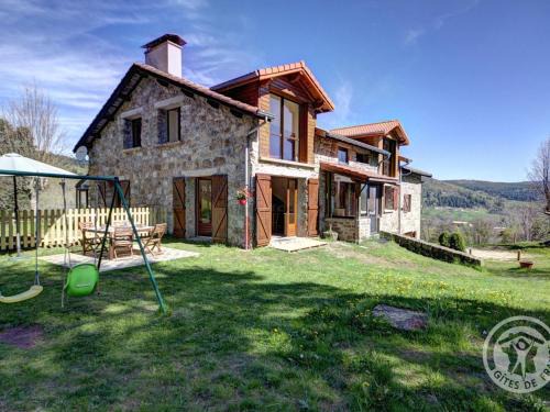 Gîte rural avec cheminée, salle de jeux, espace télétravail et accès direct aux sentiers de randonnée - FR-1-496-127