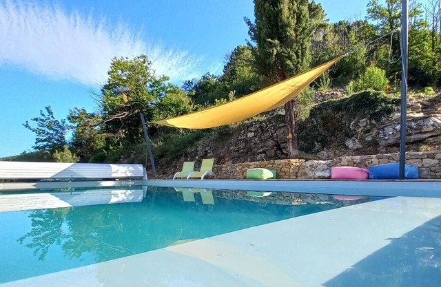 Gîtes en Pleine Nature Dans un Hameau Authentique. Vue Exceptionnelle.piscine