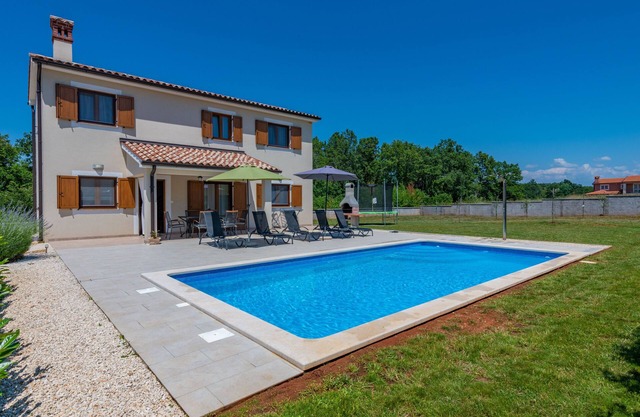 Günstig Gelegene Neubau-villa mit Pool