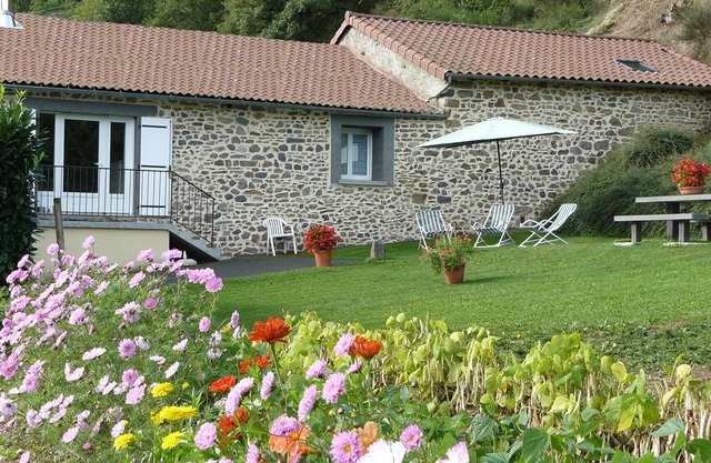 Gîte La Grange - Pool and nature.