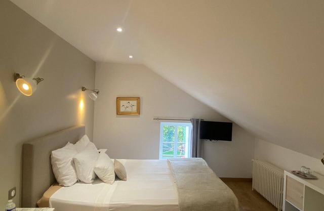 G2: family room at the Treuillaud estate with swimming pool