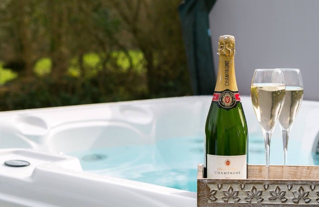Gamdda Fawr - a hot tub that sleeps 8 guests in 4 bedrooms
