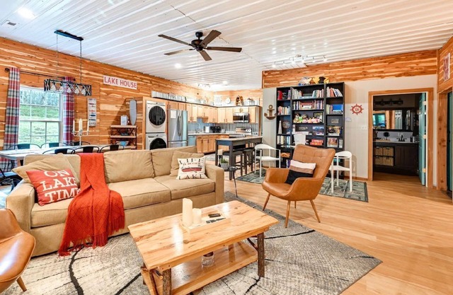 Game Room, Bar & Hot Tub: Perfect Group Getaway
