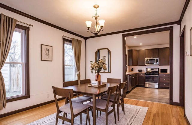 Game room. Walk to food/beverage. 5 mins to Downtown, Destiny USA, NYS Fair, SU.