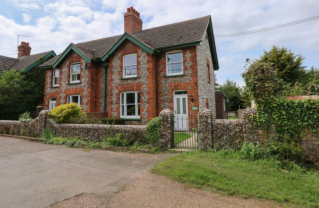 GAMEKEEPERS COTTAGE, pet friendly, with a garden in Brancaster