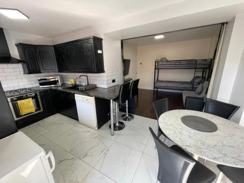 Garden Apartment nr Heathrow Airport & Elizabeth Line Train Station with Parking for 2 cars