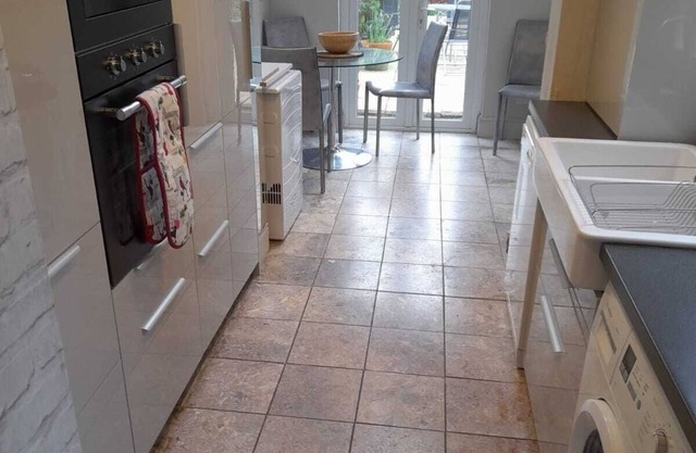 Garden Apartment sleeps 4 only 30 mins Central London
