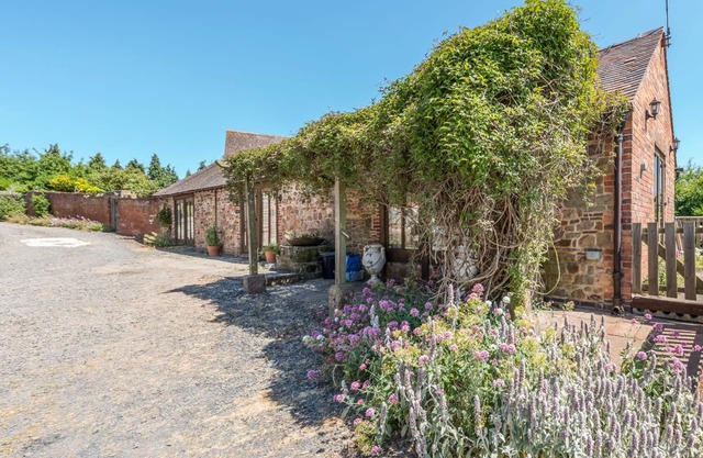 GARDEN BARN, pet friendly, character holiday cottage in Billingsley