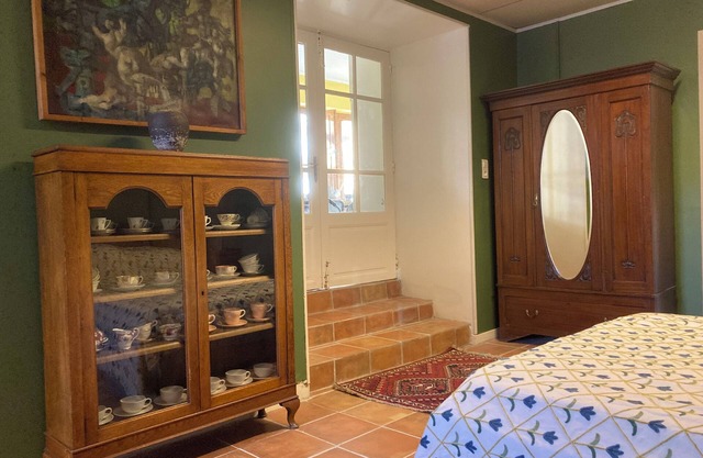 Garden flat in Historic centre of French hill town with off street parking