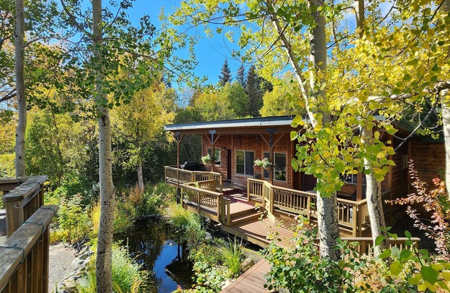 Garden Getaway at Bear Creek Winery, w/fire pit, koi pond, and hot tub