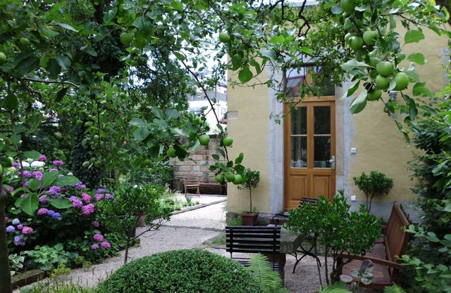 Garden house in the village of Laubegast with guest garden