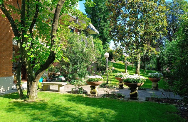 Garden House, whole house with two bedrooms, garden, private parking space