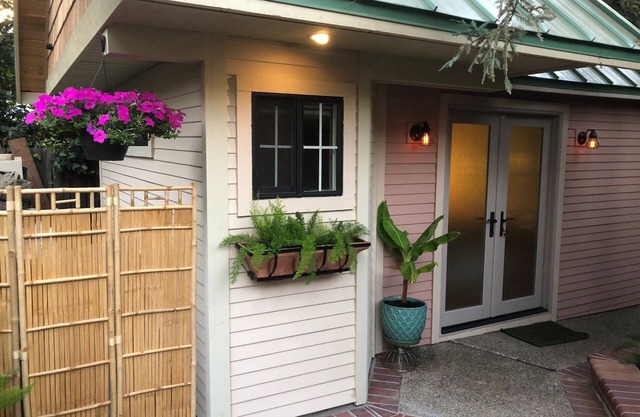Garden Retreat! Central Davis