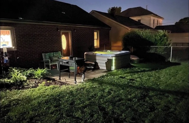 Garden Spa Home with King Size Bed & Hot Tub