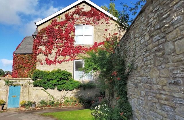 GARDEN VIEW, character holiday cottage in Kington