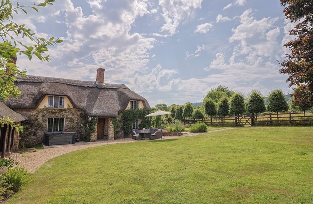 GARDEN VIEW, pet friendly, character holiday cottage in Wellington