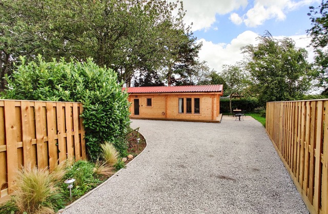 GARDENER'S LODGE, family friendly, character holiday cottage in Huby