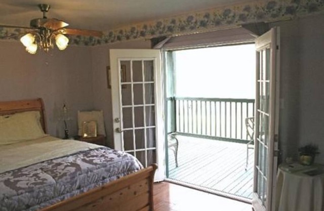 Gardeners Cottage-King-Balcony-Jetted Tub -Cottage