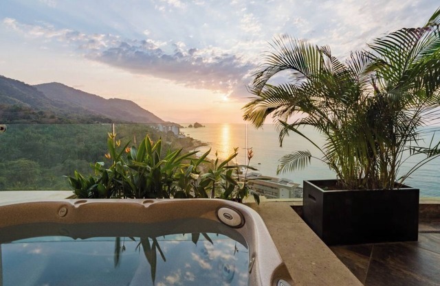 Garza Blanca oversized luxurious 2-bedroom Panoramic mountain and ocean views